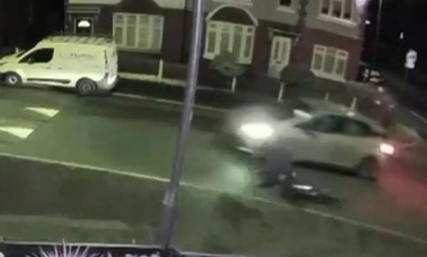 84/955资料大全_13岁男孩骑电动自行车回家途中被没有标志的警车“撞出”马路