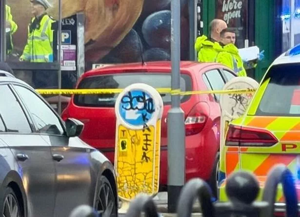 三大巴澳门三肖_重大事件发生后，城市街道被封锁，大量警力出动