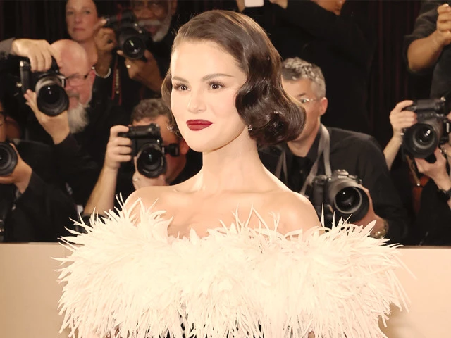 红姐彩色统一图库红姐_赛琳娜和麦莉在金球奖上重聚