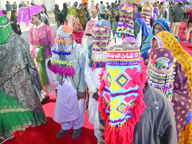 大三巴一肖一码一特为啥停了_125对印度夫妇在集体婚礼上喜结连理