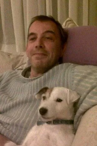 一名女子在前男友杀死宠物狗后刺伤了他，该女子被证明谋杀未遂