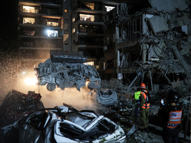 Rescue and security personnel work at an impact site following missile attack from Iran on Israel, at Ramat Gan, June 13. REUTERS/Itai Ron