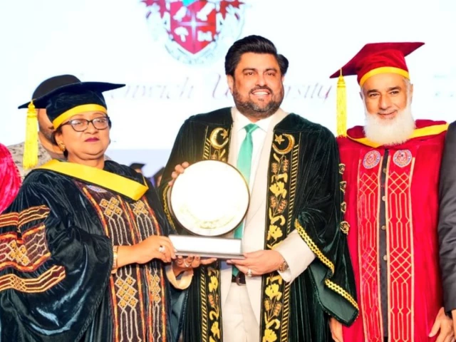 奥门开码记录查询亻_格林尼治大学在总督府会议上颁发奖学金，助学金