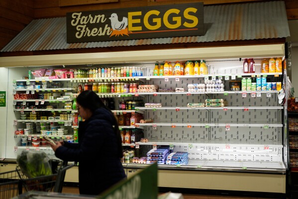 由于冬季风暴威胁美国，工作人员在道路上撒盐，人们储备电池