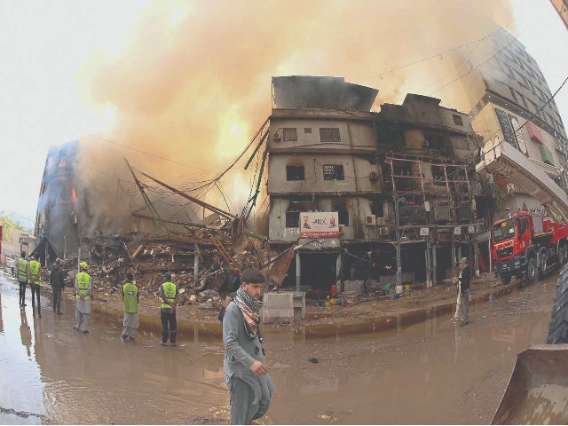 香港最新跑狗高清图片_火花飞在PA古尔广场大火