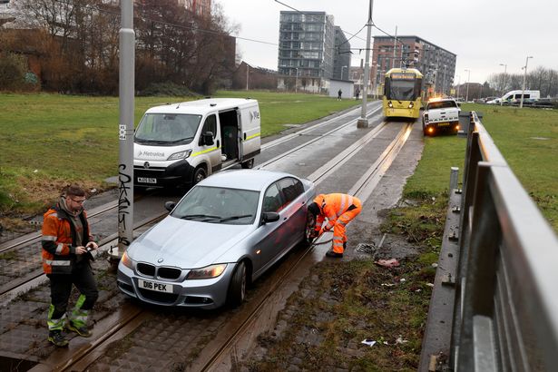 管家婆100精准迷语怎么玩_由于宝马被困在轨道上，曼彻斯特地铁上的有轨电车暂停运行