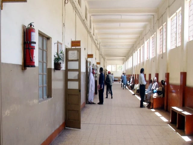 法院质疑警方逮捕“盗窃女佣”的说法