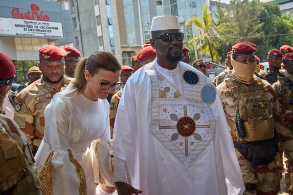 新澳门直播现场直播大全_几内亚总统杜姆布亚宣誓就职，巩固了从军政府领导人到民选领导人的过渡