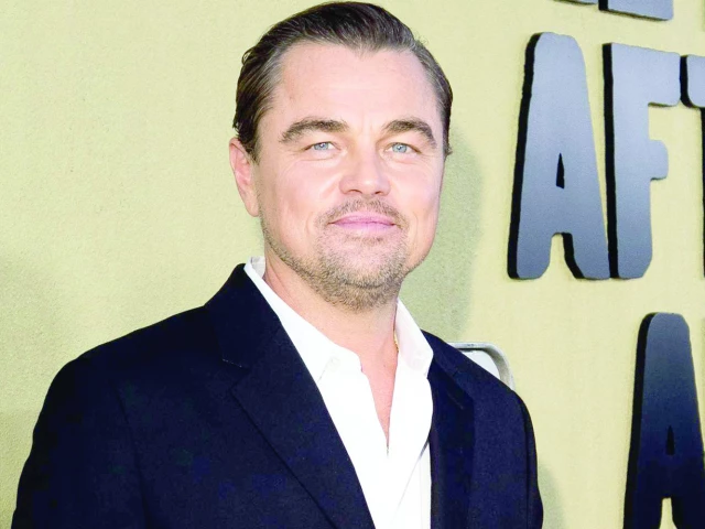 小李子在金球奖上的滑稽动作在网上疯传