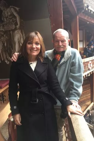 144WC路_洛林·凯利的父亲约翰在结冰的小路上摔了一跤，不幸身亡