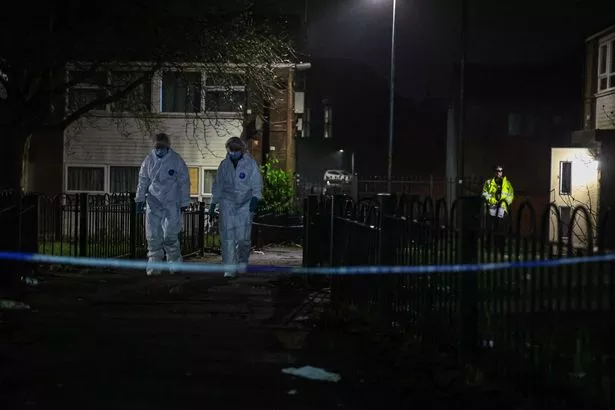 广东八二站兔费资料表2023最新版图片_博尔顿“谋杀”调查，警察跑到公寓后发现女子死亡