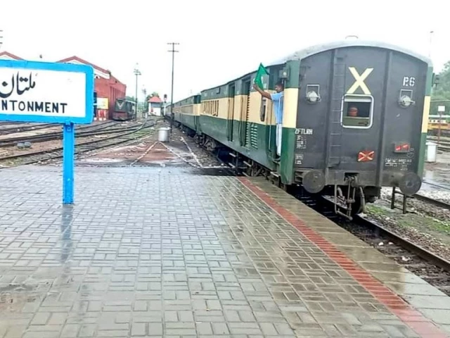 木尔坦火车站阳光普照